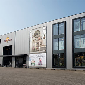 Die Fassade des Clayre & Eef Cash & Carry-Gebäudes in Venlo wird dargestellt.