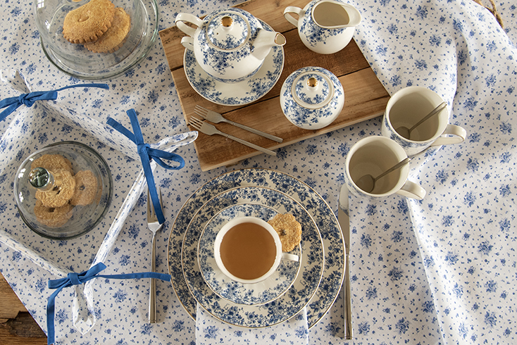 Delft blue high tea table
