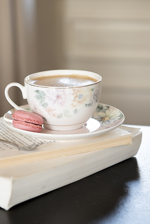 Vintage Tasse und Untertasse mit einem rosa Macaron