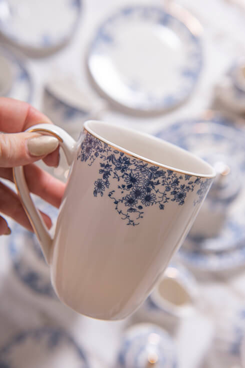 Une tasse blanche avec des fleurs bleues