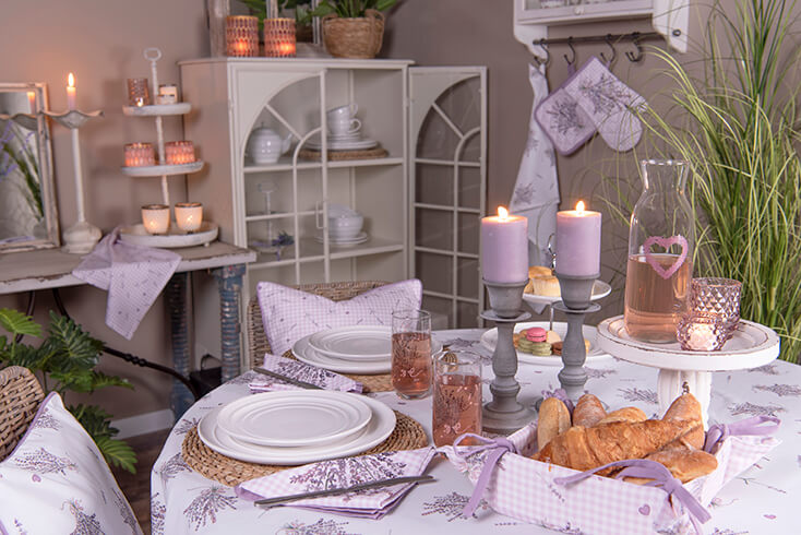 Een gedekte tafel met lavendel als thema en paarse kleuren