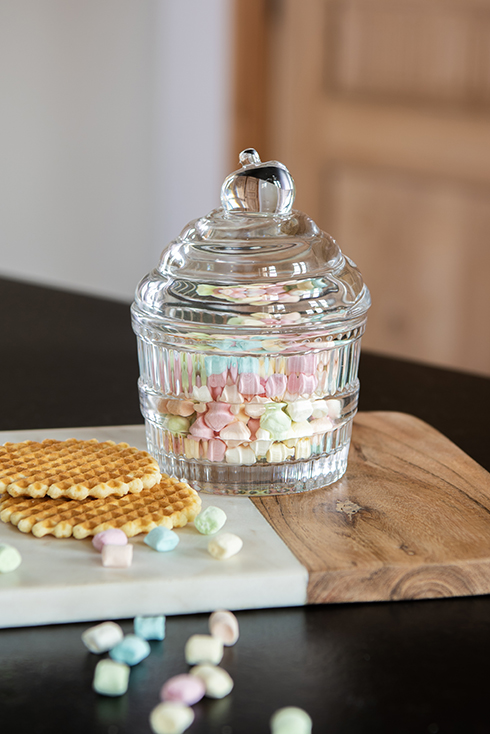Ein Glastopf in Form eines Cupcakes mit bunten Marshmallows