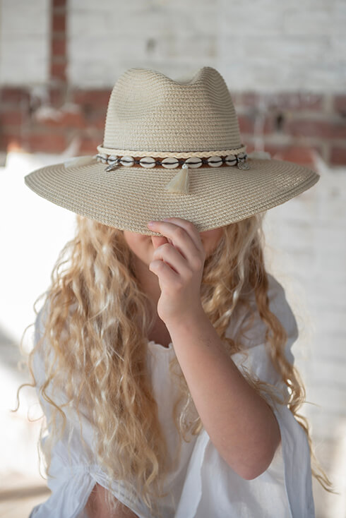 Une fille portant un chapeau d'été marron