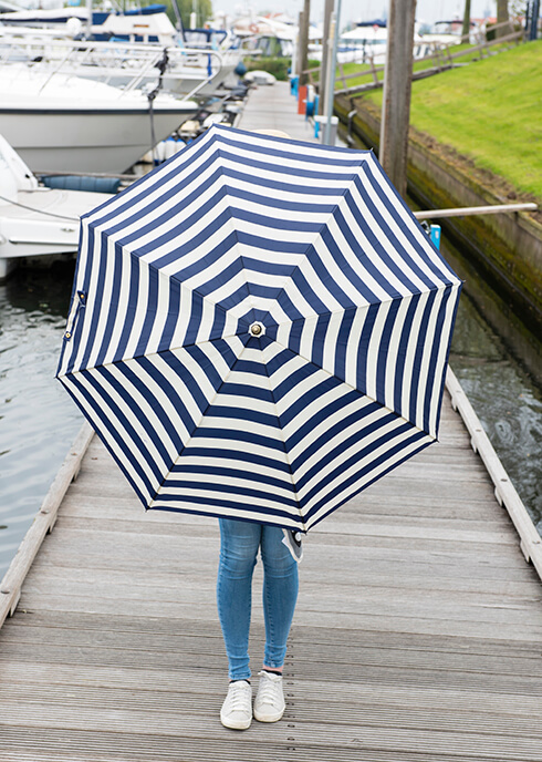 Un ombrello aperto a strisce blu e bianche