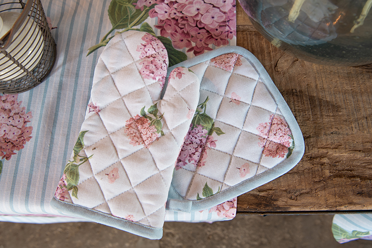 Un gant de cuisine pour enfants et un dessous de plat pour enfants avec des hortensias roses