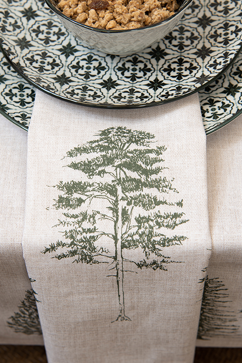 Een linnen landelijke servet met een groene boom