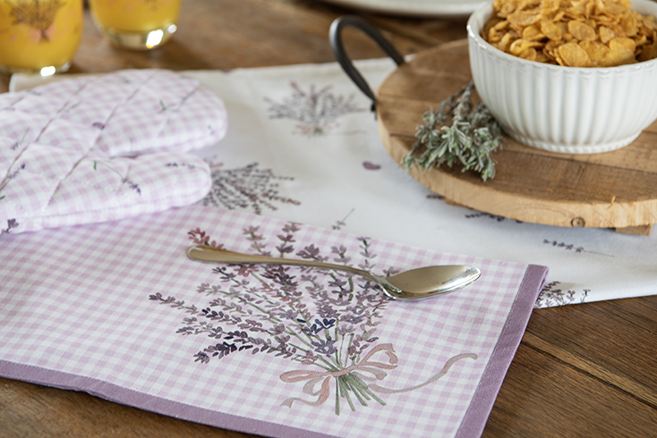 Een tafel met een lavendel servet