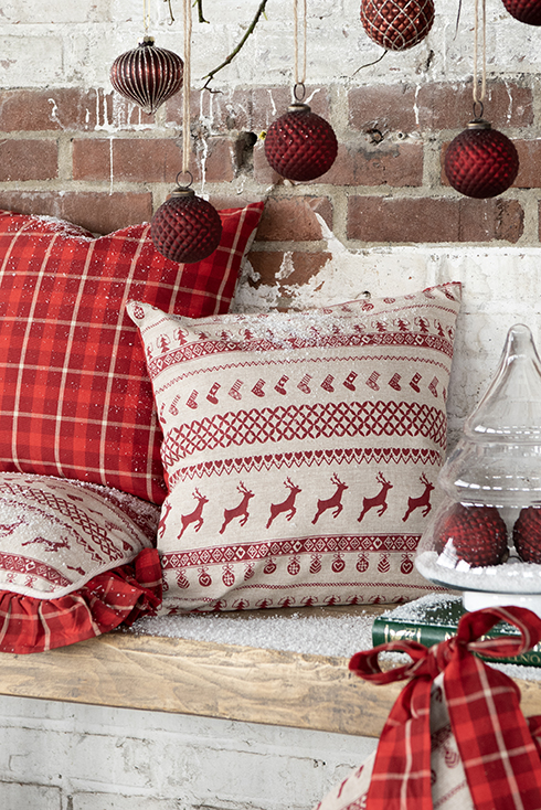 Un cuscino natalizio rustico classico con motivi norvegesi e cervi