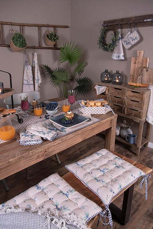 Eine Landhausküche mit einem Blaubeer-Thema und Stuhlkissen mit Blaubeeren
