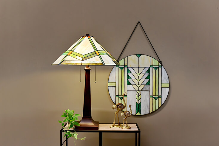 Een art deco Tiffany glaspaneel met een art deco stijl Tiffany tafellamp