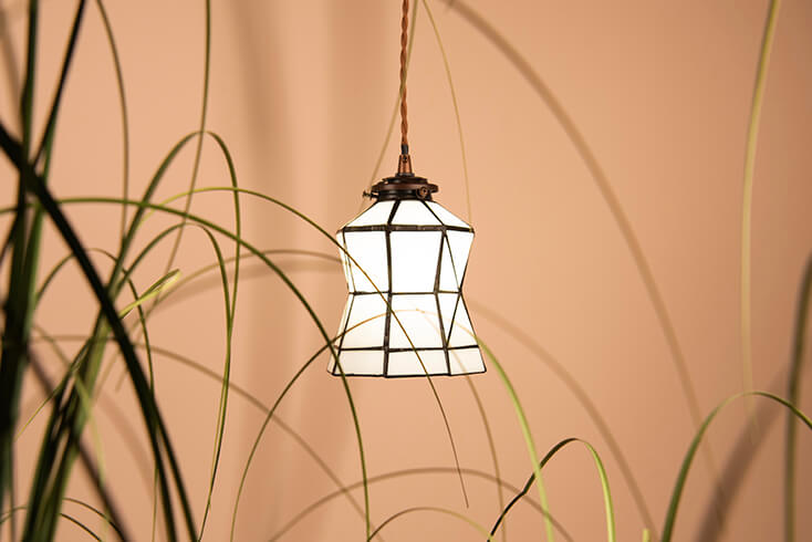 Una moderna lampada a sospensione Tiffany con forme pulite