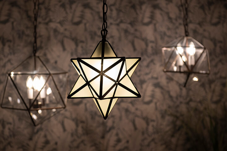 Een Tiffany hanglamp in de vorm van een ster
