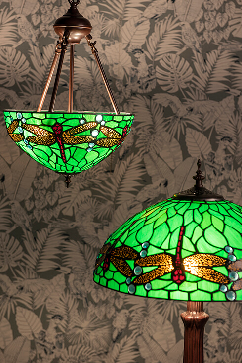 Twee Tiffany lampen met de klassieke libelle in het groen