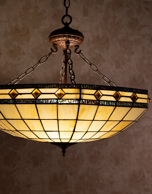 Een grote Tiffany plafondlamp in vintage stijl