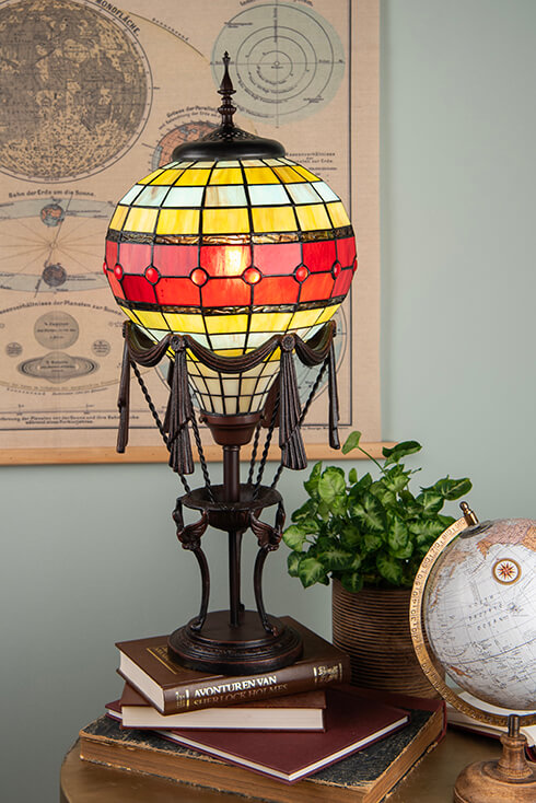 Una lampada da tavolo Tiffany a forma di mongolfiera