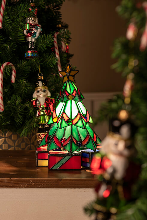 Una lampada da tavolo Tiffany a forma di albero di Natale