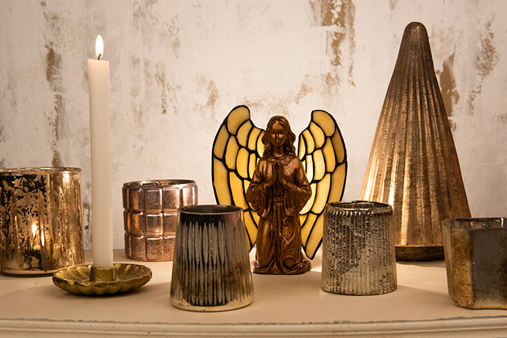 Een engel Tiffany tafellamp met theelichthouders en kandelaren