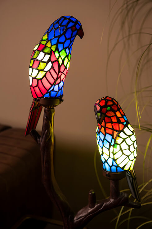 Twee Tiffany tafellampen in de vorm van een papegaai
