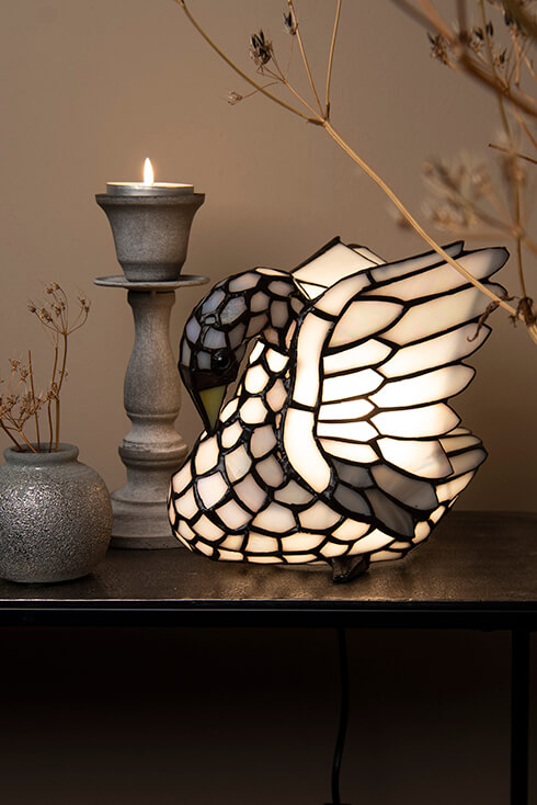 Una lampada da tavolo Tiffany cigni bianchi