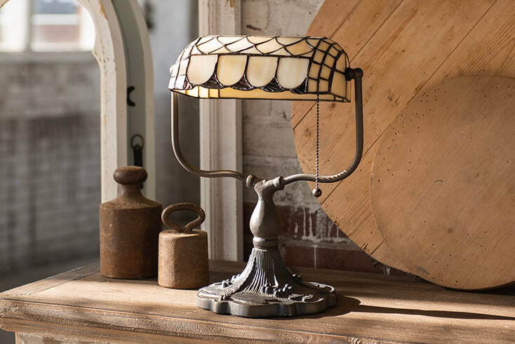 Una lampada da tavolo Tiffany con colori beige in stile rustico