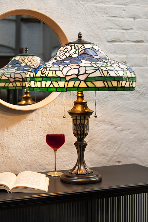 Una classica lampada da tavolo Tiffany vintage con colori naturali e un calice
