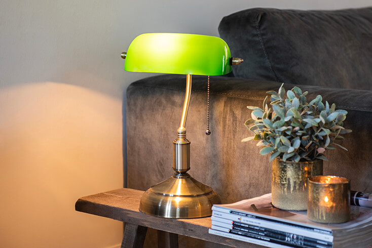 Una lampada da tavolo Tiffany da banchiere con paralume verde