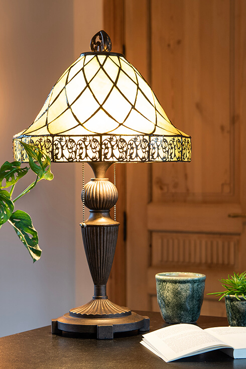 Een vintage Tiffany tafellamp met ronde vormen en gedetailleerde afwerkingen