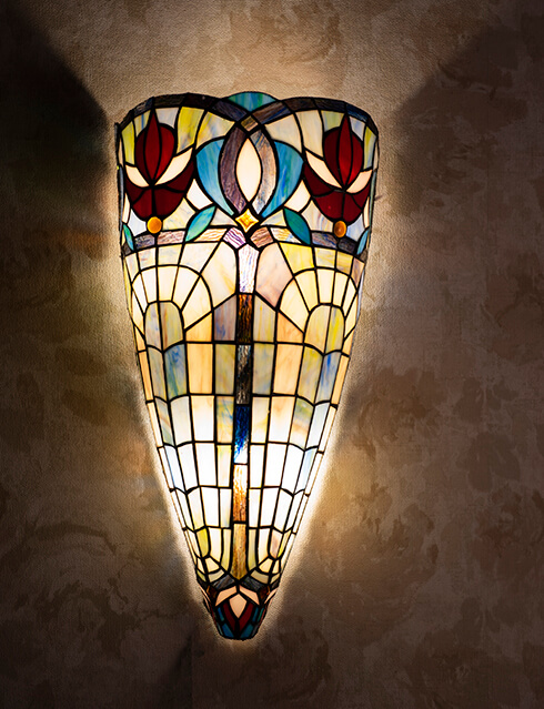 Una lampada da parete Tiffany stile art deco