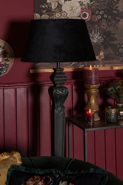 Een barok vloerlamp met een zwarte lampenkap