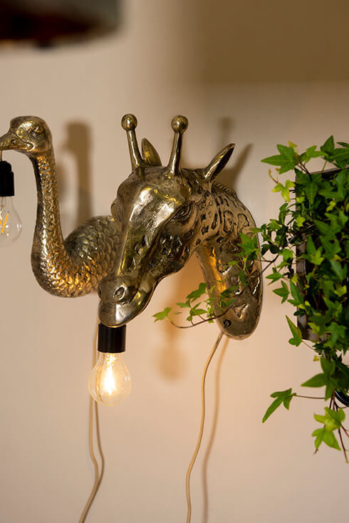Eine Giraffen- und Straußen-Wandlampe