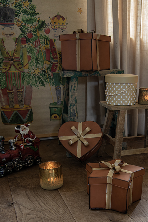 Due sgabelli, scatole e decorazioni murali nell'atmosfera natalizia