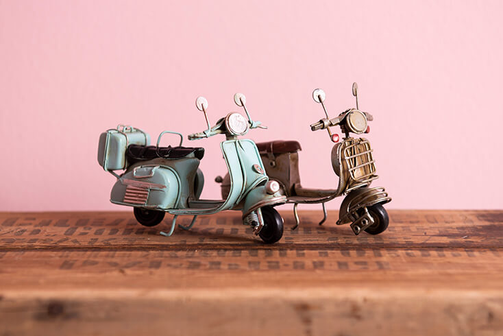 Twee miniatuur voertuigen van brommers