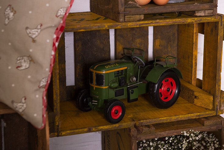 Een miniatuur voertuig van een tractor in een kist