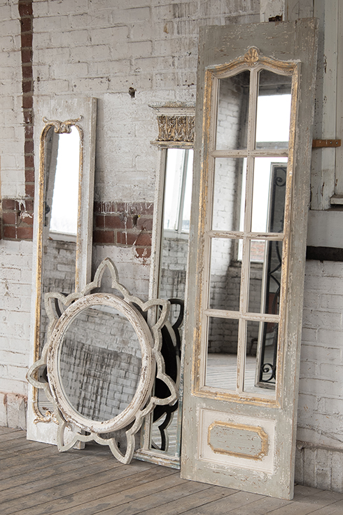 Drie staande spiegels en een wandspiegel