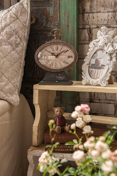 A table clock and a photo frame