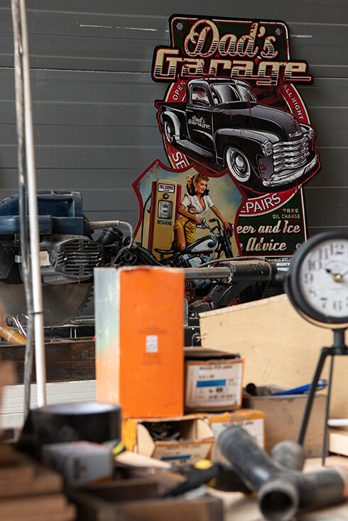 Un garage con un orologio da tavolo e un cartello con scritto su un garage sullo sfondo