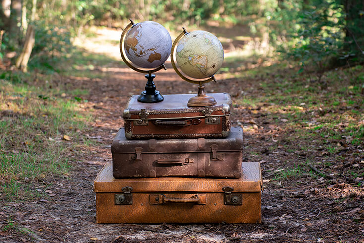 Trois valises avec deux globes terrestres